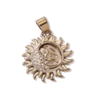 Vue détaillée du pendentif en métal visage de soleil bicolore, idéal pour colliers et bracelets.