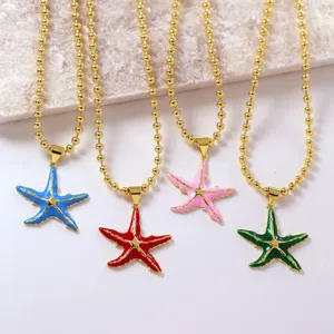 Collana di perline in ottone bagnato oro con raffinati dettagli di stella marina.