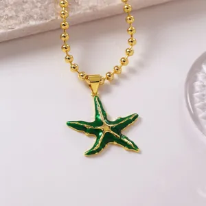 Collana con catena di perline dorate e ciondolo stella marina smaltata verde, moda.