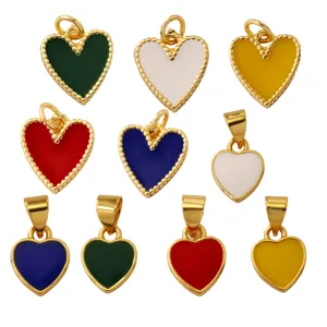 Primo piano di ciondoli a cuore in smalto colorato con ottone placcato oro 18k per gioielli fai da te.