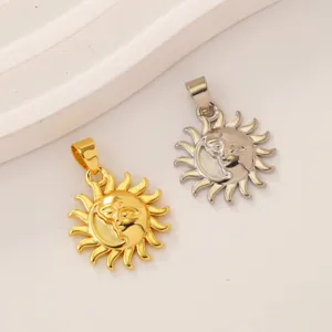 Gros plan détaillé de pendentifs visage de soleil bicolores en métal pour bijoux DIY.