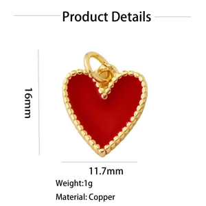 Dettaglio ciondolo cuore in smalto rosso, base in rame con bordo perlato dorato, 16mm, 1g.