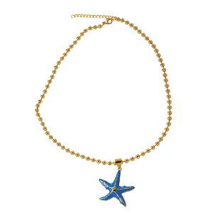 Collana di perle in ottone placcato oro con un ciondolo a stella Marina in smalto blu.
