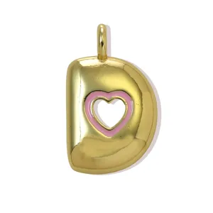 Vista dettagliata del ciondolo lettera D placcato in oro con cuore rosa per accessori di gioielli