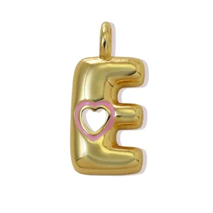 Ciondolo con lettera E gonfia placcato in oro con dettaglio cuore smaltato rosa primo piano