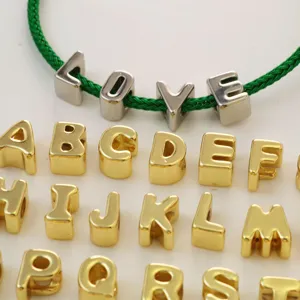 Juego de accesorios de pulsera de cuentas de letras DIY con cuerda verde y dijes.
