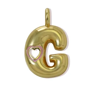 Ciondolo lettera C rigonfia placcato oro con cuore rosa per collana o portachiavi donna.