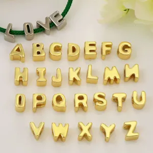 Colgantes de letras doradas para pulseras DIY, juego de 26 letras y cordón verde.