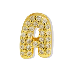 Gedetailleerde close-up van een vergulde bubbel letter A hanger met stralende stenen.