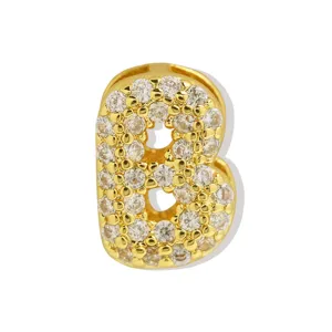 Detailopname van een vergulde kristallen letter B bedel voor het maken van armbanden en sieraden.