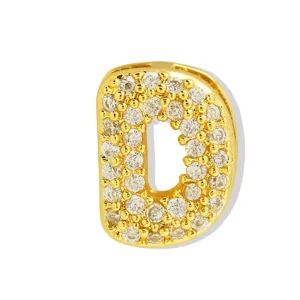 Gedetailleerde close-up van gouden kristallen letter D bedel voor DIY sieraden maken.