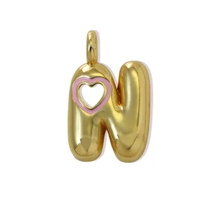 Dettaglio pendente lettera N a palloncino placcato oro con delicato ritaglio a cuore rosa.