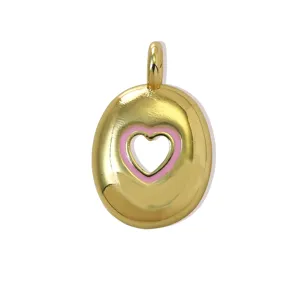 Primo piano del ciondolo ovale dorato con cuore in smalto rosa per collana accessorio.