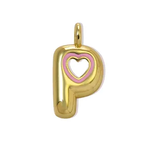 Ciondolo lettera P placcato oro con cuore rosa traforato, accessorio gioiello collana.
