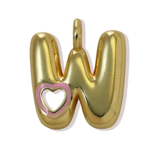 Dettaglio del ciondolo a lettera W dorata con un grazioso intaglio a cuore smaltato rosa.
