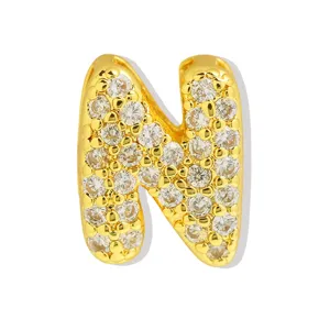 G Vergulde bubbel letter N bedel hanger glinsterend versierd met zirkonia steentjes.
