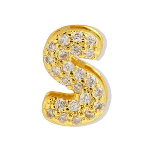Detailopname van gouden letter S bedel met glinsterende zirkonia stenen voor DIY sieraden maken.