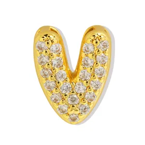 Close-up van vergulde bubbel letter V hanger met sprankelende heldere zirkonia's.