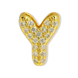 Gedetailleerde close-up van een gouden letter Y hanger met schitterende steentjes.