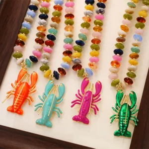 Collier de perles colorées avec pendentif homard vif, idéal pour vos vacances à la plage.