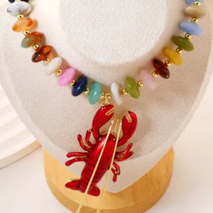 Collier de perles colorées avec un pendentif homard rouge vif pour le style de vacances.