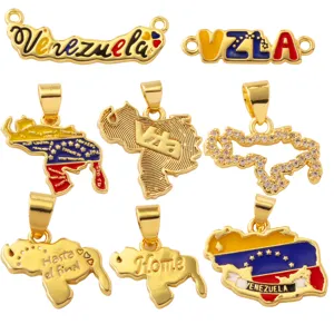 Vista dettagliata di ciondoli placcati in oro mappa del Venezuela con smalto colorato e strass.