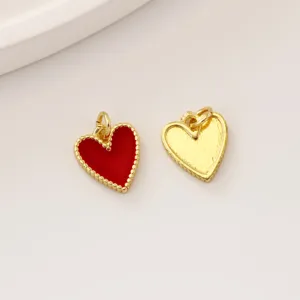 Ciondoli a cuore dorati con smalto rosso e bordo perlato per creazione di gioielli fai da te.