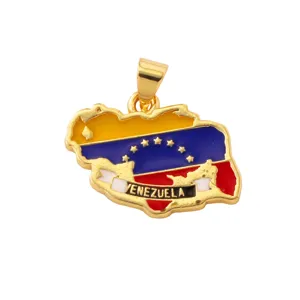 Primo piano del ciondolo a forma di mappa del Venezuela placcato oro con dettagli smaltati, gioiello.