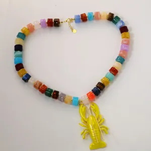 Collier de perles en acrylique coloré avec pendentif homard jaune, style bohème de vacances plage.