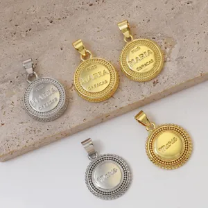 Vintage messing munt hanger ketting met Maria letters, elegant retro sieraden accessoire.
