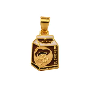 Collana con ciondolo in cartone di latte smaltato placcato oro, dettaglio di gioiello.
