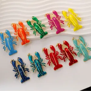Détail gros plan pendentif homard coloré, accessoire de bijou style plage océan.