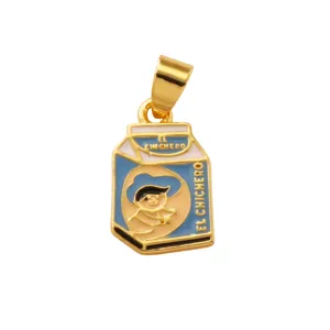Dettaglio pendente smaltato in cartone di latte placcato oro, gioiello fashion unico.