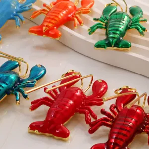 Vue détaillée de pendentifs homard colorés, charmants homards en émail pour la fabrication de bijoux.
