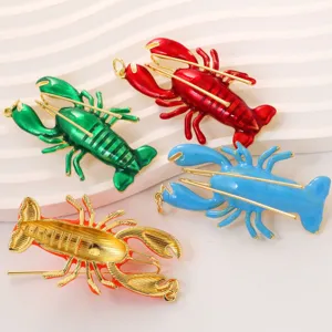 Gros plan du pendentif homard aux couleurs vives et texture métallique, style vacances de plage.
