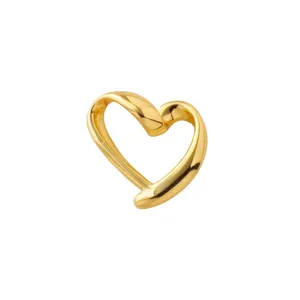 Dettaglio di ciondolo a cuore aperto asimmetrico placcato oro 18k, accessorio molto elegante.