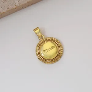 Verguld messing Marie letter ronde hanger vintage munt ketting detail weergave textuur.