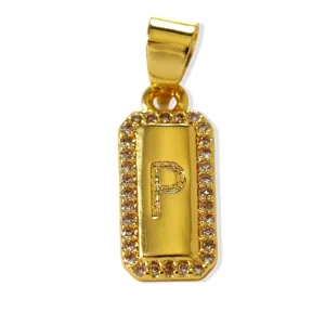 Primo piano del ciondolo con lettera P rettangolare placcato in oro 18k con dettagli in zircone.