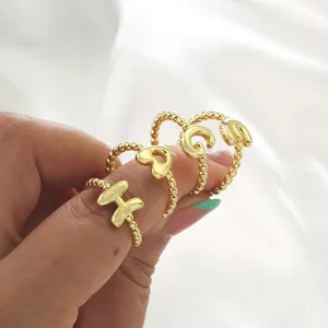 Anello perle lettere regolabile placcato oro 18k gioielli moda donna dettaglio vista