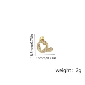 Gros plan détaillé du pendentif lettre Q dorée, composant de bijou en zircone cubique.