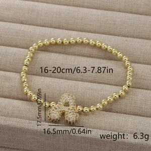 Goldfarbenes Perlenarmband mit funkelndem Zirkonia Buchstaben Anhänger für Damen und Mädchen.