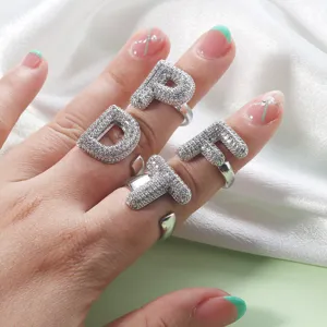 Detailansicht luxuriöser offener Zirkonia-Initialen-Ring mit vollem Pavé für Damen modischer Schmuck