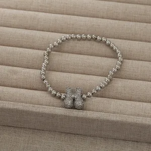 Silberfarbenes Perlenarmband mit einem Mikro-Pavé Zirkonia Buchstabe H Anhänger Detail.