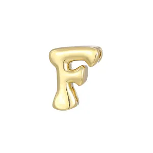 Vergulde ballon letter F hanger detailopname voor DIY armband en ketting sieraden maken.