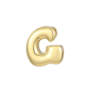 Detailopname van de vergulde ballon letter C hanger, perfect voor het maken van sieraden.