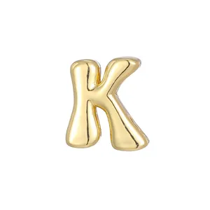 Detailopname van een glanzende 18k vergulde ballon letter K hanger voor DIY sieraden.