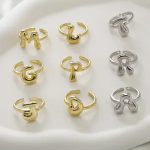 Anelli aperti con lettere bombate chic in oro e argento, gioielli con iniziali di moda.