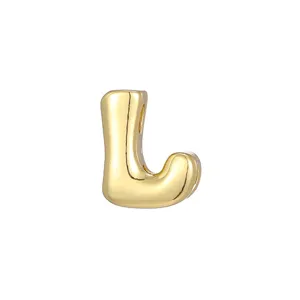 Detail van vergulde ballon letter L bedel, glad ontwerp voor DIY sieraden maken accessoires.