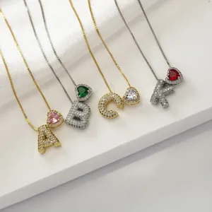 Gedetailleerde close-up van micro pave zirconia letter en hart geboortesteen halskettingen.
