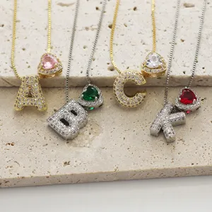 Micro geplaveide zirkoon beginletter en hart geboortesteen hanger ketting detailweergave.